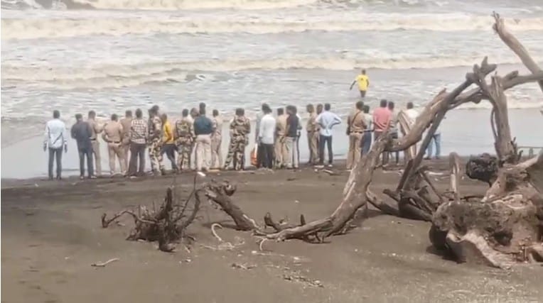 विरार येथील अर्नाळा समुद्र किनाऱ्यावर चार मुले बुडाली, दोघांना वाचवण्यात यश विरार येथील अर्नाळा समुद्र किनाऱ्यावर चार मुले बुडाली, दोघांना वाचवण्यात यश