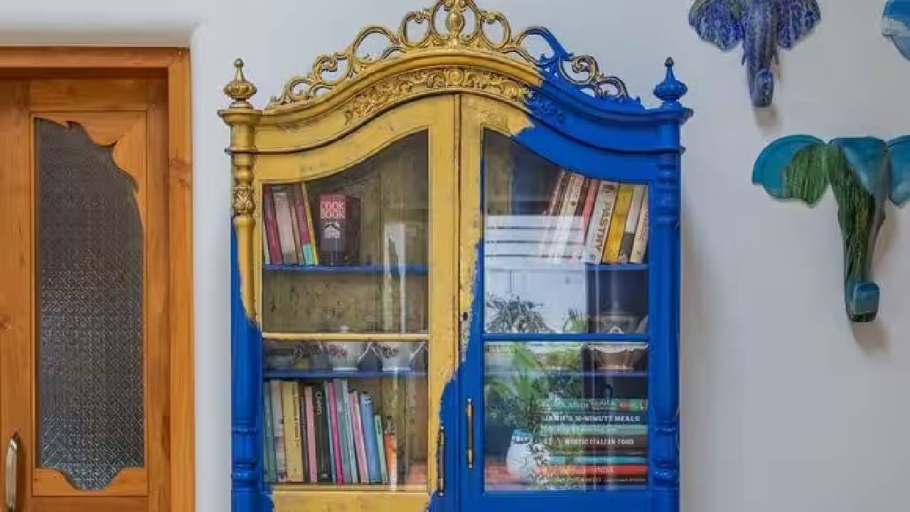 भिंतीवरील हे कपाट पारंपरिक आणि आधुनिक कलेचा एक सुंदर नमुना आहे. एका बाजूला गडद निळा आणि दुसऱ्या बाजूला सोनेरी-पिवळ्या रंगांनी हे कपाट सजवण्यात आलं आहे. वाचनाची आवड असणाऱ्यांसाठी व्हिलामधील हा एक कोपरा खूपच खास ठरणार आहे.