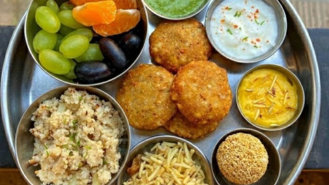 दिवसभरात एकाच वेळी  जास्त जेवण न करता थोड्या -थोड्या काळाने हलका आहार घेत जावे.त्यामुळे मेटाबॉलिझ्म न मंदावता पोट दिवसभर चांगले राहाते. 