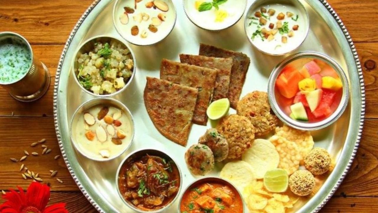 उपवासाला सात्विक पदार्थांचा आहारात समावेश करायला हवा. त्यामुळे उकडलेले, वाफवलेले पदार्थ, कमी तेलाचा वापर केलेले पदार्थच खा.