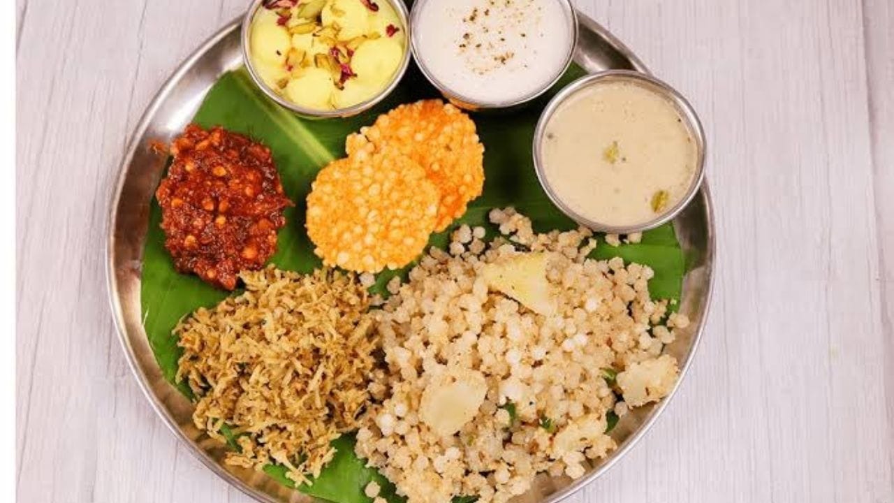 आषाढीला तेलकट पदार्थ साबुदाणा वडा, चिप्स, पापड आदी तळलेले पदार्थांना टाळायला हवे. कारण तळलेले पदार्थ पचायला अत्यंत जड असतात. त्यामुळे पोट फुगी तसेच झोप येऊ शकते. 