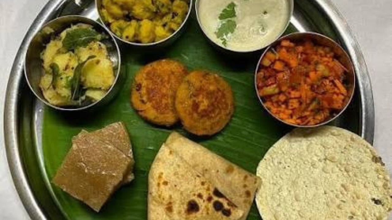  आषाढीचा उपवास करताना दिवसभरात भरपूर पाणी प्यावे, ताक, लिंबू आणि नारळपाणी प्यावे. ज्यामुळे शरीर डिहायड्रेट होत नाही.