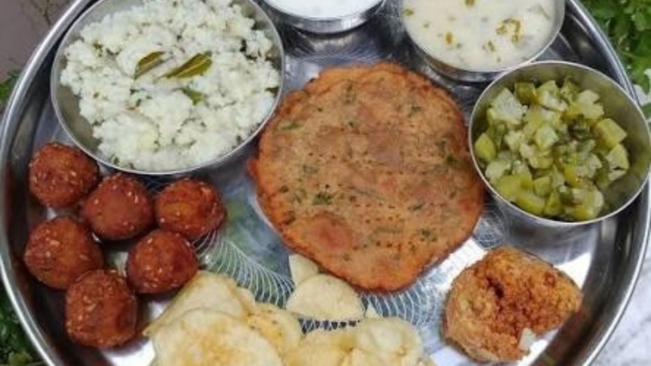  पावसाळ्यात पचन यंत्रणा सुस्थ असल्याने भगर, रताळी पोषक ठरतात. यातील कॉम्प्लेक्स कार्ब्समुळे पोट जास्तकाळ भरलेले राहाते. आणि रक्तातील साखरेची पातळी ढासळत रहात नाही.