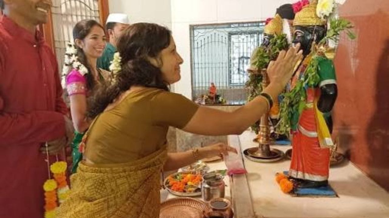 पंढरीच्या वारीला दरवर्षी लाखो भाविक पायी जात असतात. अनेकांना जाता येत नाही ते उपवास करुन विठ्ठलाची आराधना करतात. नोकरदार मंडळी उपवास करताना त्यांना शरीरात ऊर्जा देखील सांभाळून ठेवायला लागते. पावसाळ्यात पचन यंत्रणा मंदावलेली असते. तसेच कडक उपवासाने प्रकृतीला त्रास देखील होऊ शकतो. त्यामुळे आहाराची योग्य निवड गरजेची असते.