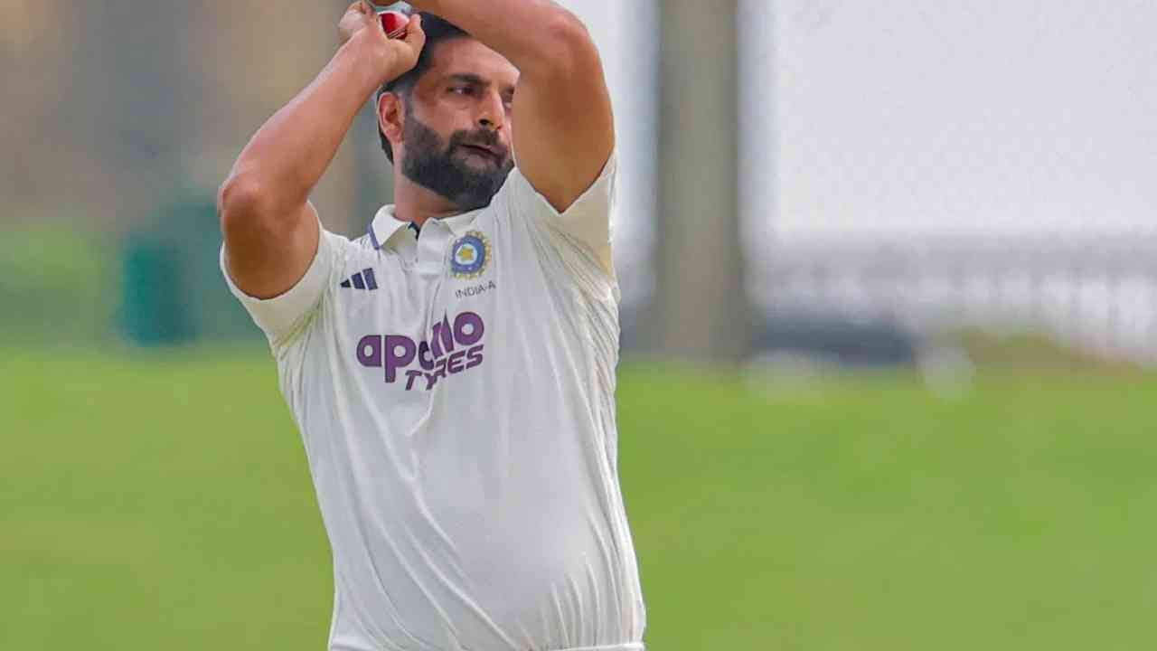 या खेळाडूंमध्ये पहिलं नाव आकिब नबीचं आहे. त्याने मागच्या रणजी सीजनमध्ये 60 विकेट घेतले होते. त्यानंतर त्याला आयपीएलमध्ये संधी मिळाली. पण कसोटी क्रिकेटमध्ये संधी मिळाली नाही. अफगाणिस्तान विरुद्ध कसोटी संघात त्याचा समावेश करण्यात आलेला. पण संधी न देताच त्याला बाहेर काढण्यात आलं. (PC-PTI)