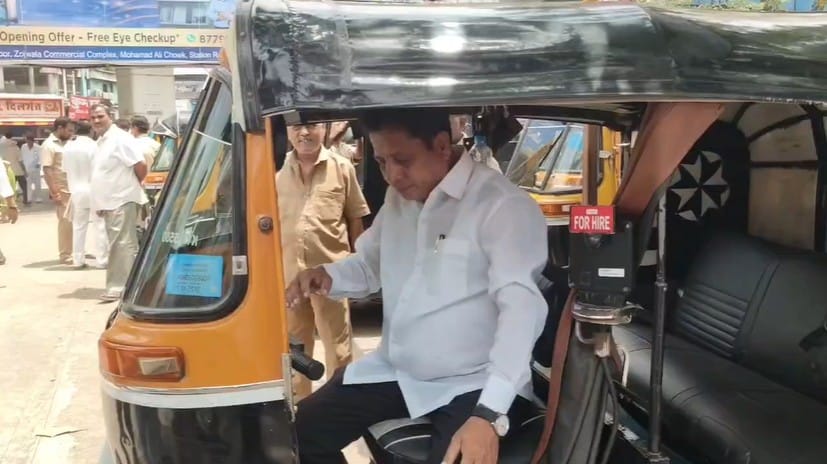 रिक्षा चालकांवर अनेकदा नाहक संशय व्यक्त केला जातो. मात्र, कल्याणमधील एका रिक्षाचालकाने आपल्या प्रामाणिकपणाची अनोखी ओळख करून दिली आहे.रिक्षात विसरलेली १७ हजार रुपये रोख रक्कम आणि मौल्यवान वस्तूंनी भरलेली बॅग संबंधित प्रवाशाला परत करीत या सर्वांचेच मन जिंकले आहे.