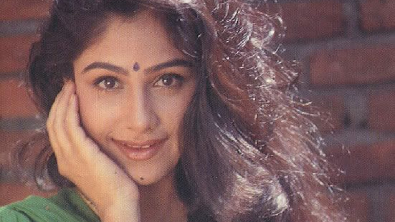 आयशाने 1983 मध्ये 'कैसे कैसे लोग' या चित्रपटातून बालकलाकार म्हणून पदार्पण केले. यानंतर आयशाने 'खिलाडी', 'बलमा', 'वक्त हमारा है', 'रंग', 'संग्राम', 'दलाल', 'चाची 420', 'मसूम' आणि 'होते होते प्यार हो गया' यांसारख्या अनेक चित्रपटांत काम केले. 