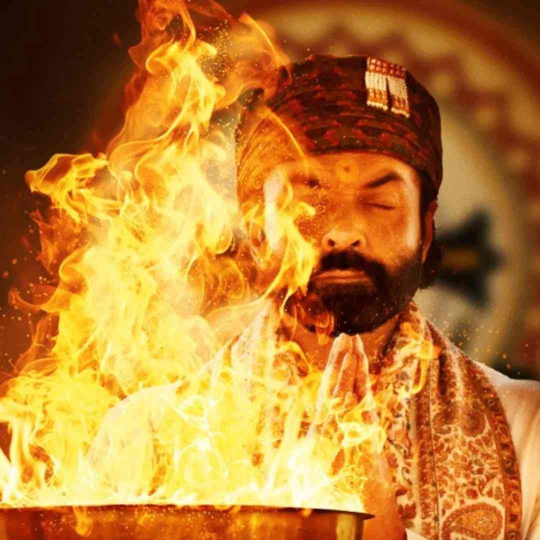 अंधविश्वास, राजकारण असं सगळं या वेब सीरीजमध्ये आहे. आश्रमचा दुसरा सीजन 11 नोव्हेंबर 2020 मध्ये रिलीज झालेला. तिसरा सीजन 3 जून 2022 रोजी आला.