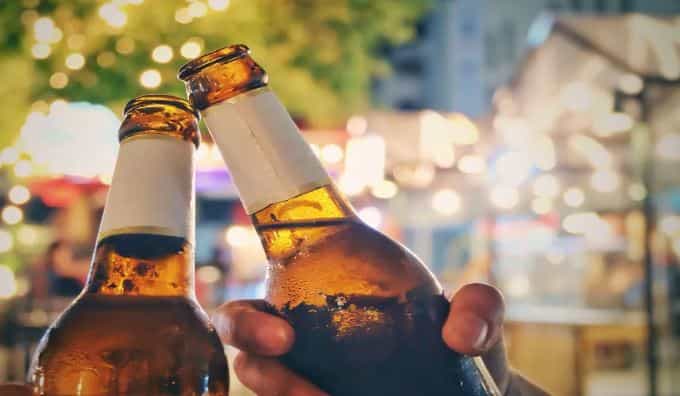 भारतातील तरुणांमध्ये बिअरची लोकप्रियता गेल्या काही वर्षांत मोठ्या प्रमाणात वाढली आहे. आजकाल तरुणांसोबत तरुणीदेखील बिअर प्यायला लागल्या आहेत. पण अशा काही बिअर आहेत, ज्या भारताच्या खूपच पसंतीस पडतात.