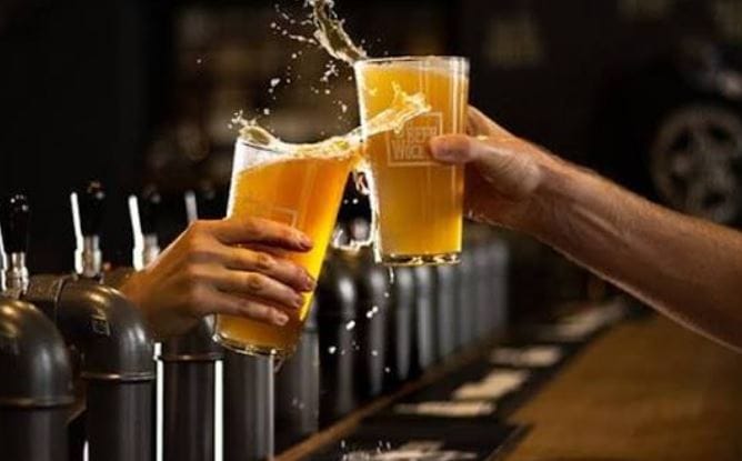 Budweiser Magnum ही स्ट्रॉंग बिअर मानलीज जातेच तिची चव इतर लेगर बिअरपेक्षा काहीशी वेगली असते. स्ट्रॉंग बिअर पसंत करणाऱ्यांमध्ये तिची मागणी जास्त आहे. Heineken ही आंतरराष्ट्रीय दर्जाची बिअर भारतातही मोठ्या प्रमाणावर लोकप्रिय आहे.