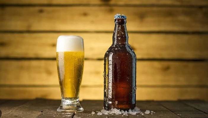 Hoegaarden ही बेल्जियन व्हीट बिअर संत्र्याची साल आणि धण्याच्या सुगंधामुळे इतर बिअरपेक्षा वेगळी चव देते. Carlsberg Elephant ही चवीसाठी वेगळी मानली जाणारी बिअर भारतात लोकप्रिय आहे. Tuborg Green ही हलकी लेगर बिअर असून मित्रांसोबतच्या पार्टीमध्ये अनेकांची पसंती असते.
