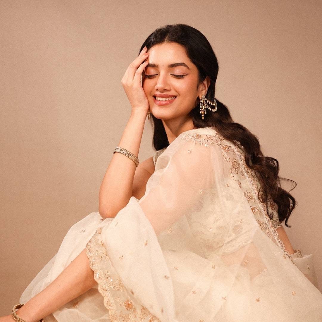 "तेव्हा परिस्थिती अशी होती की जर आम्ही एका आठवड्यात 300 रुपये खर्च केले, तर पुढचा आठवडा कसा काढायचा, हा प्रश्न होता. मी माझ्या वडिलांना कोणाला तरी असं म्हणताना ऐकलं की, कृपया मला नोकरी द्या, मला दोन मुली आहेत. आपल्या वडिलांनी असं बोलावं असं कोणत्याच मुलीला वाटणार नाही. माझ्या मनात फक्त एकच विचार होता की माझ्या वडिलांसोबत असं पुन्हा कधीही घडू नये", असं तिने सांगितलं.