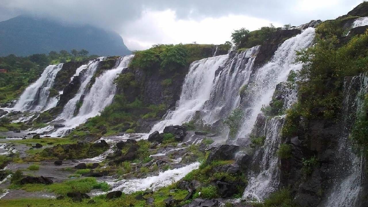 अहिल्यानगर जिल्ह्यातील भंडारदरा धरण परिसरात पावसाचं तांडव पहायला मिळत आहे. गेल्या 24 तासात याठिकाणी300 मिलिमीटरपेक्षा जास्त पाऊस कोसळला आहे. तर घाटघर, रतनवाडी परिसरात ढगफुटी सदृश पाऊस आहे. यामुळे प्रशासनाकडून विशेष घबरदारी घेतली जात आहे. भंडारदरा धरण परिसरातील पर्यटनस्थळे बंद करण्यात आली आहेत. कळसूबाई शिखर, रतनवाडी, सांदन व्हॅली, परिसरातील गडांवर आणि धबधब्याखाली जाण्यास मनाई आहे.
