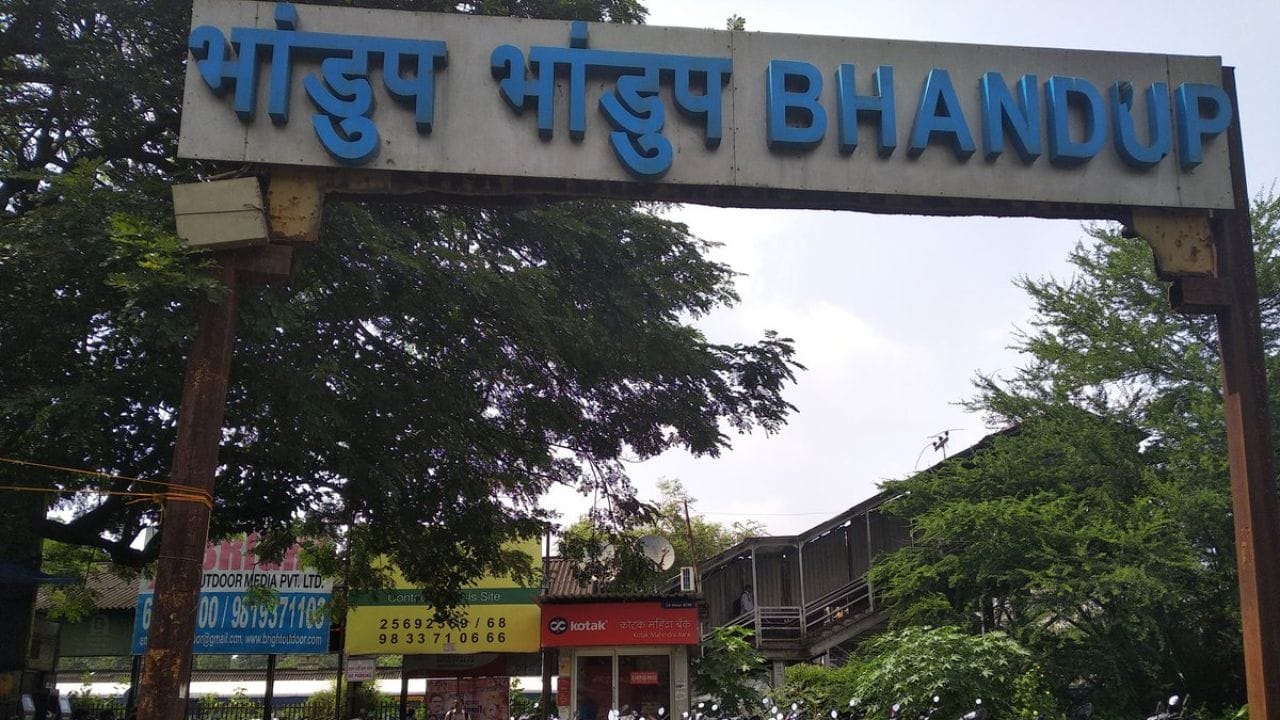 लुक अशबर्नर हा 'बॉम्बे कुरियर' नावाच्या वर्तमान पत्राचा संपादक होता. त्याला रम बनवण्याची जबाबदारी इंग्रजांनी दिली. त्याने कावसजी नावाच्या मॅनेजरला रम निर्मितीसाठी जुंपले. 