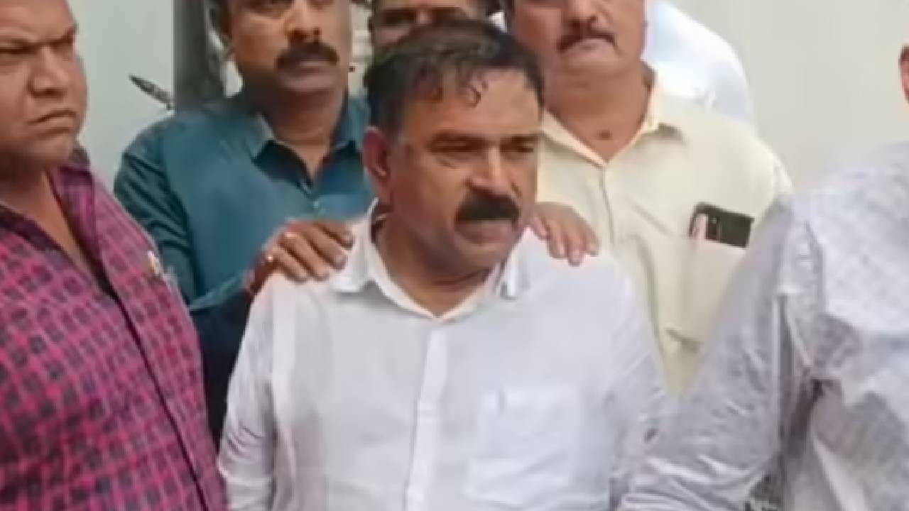 Ashok Kharat : ना ज्योतिष, ना अंकशास्त्राचे प्रशिक्षण, तरीही 'भोंदू बाबा' बनून फसवत राहिला.. खरातचा आणखी एक कारनामा उघड Ashok Kharat : ना ज्योतिष, ना अंकशास्त्राचे प्रशिक्षण, तरीही 'भोंदू बाबा' बनून फसवत राहिला.. खरातचा आणखी एक कारनामा उघड