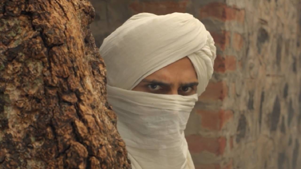 भारताच्या स्वातंत्र्यलढ्याचा विषय येतो, तेव्हा भगत सिंग, चंद्रशेखर आझाद यांसारख्या शूरवीरांचा उल्लेख आवर्जून होतो. मात्र एकोणिसाव्या शतकाच्या शेवटच्या दशकात महाराष्ट्रात एक अशी ठिणगी पेटली होती, जिने ब्रिटीश राजवटीचा पायाच हादरवून टाकला होता. तीन भावांनी मिळून रँड या इंग्रज अधिकाऱ्याचा वध केलेला.
