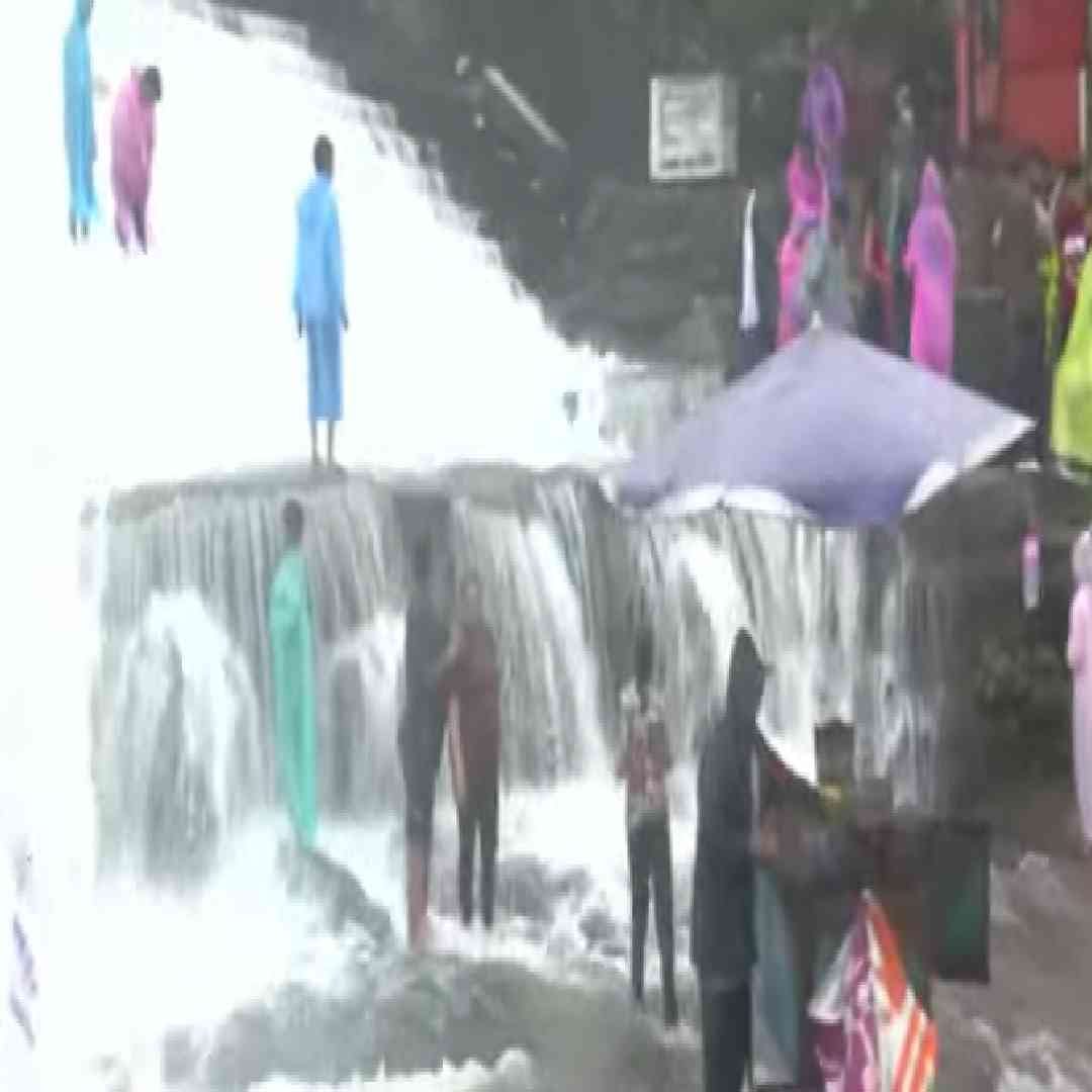 अवघ्या 48 तासांत 229 मिमी पावसाची नोंद झाल्यानंतर पर्यटकांची पंढरी म्हणून ओळखले जाणारे भुशी धरण ओव्हरफ्लो झाले आहे. येथील सांडव्यावरून पाणी फेसाळत वाहू लागल्याने भुशी धरणाचे निसर्गसौंदर्य खुलले असून, भुशी धरणावर पर्यटकांच्या आनंदाला उधाण आले आहे.