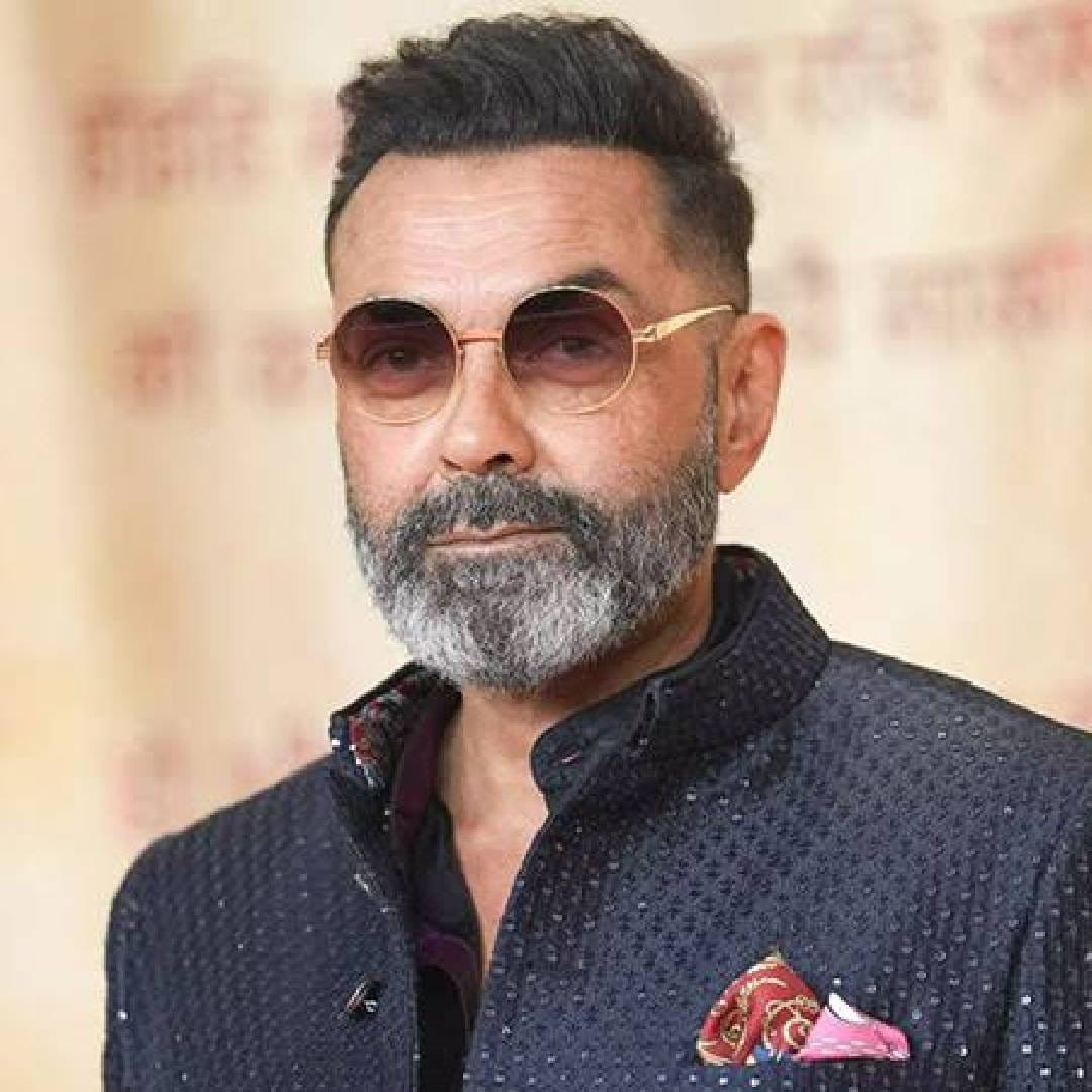 जवळपास 66 कोटी रुपयांची संपत्ती, मुंबईतील विलेपार्ले इथं 6 कोटी रुपयांचं आलिशान घर आणि 'गरम धरम' रेस्टॉरंट चेनसारख्या कौटुंबिक व्यवसायातील भागीदारी, यांसह बॉबी देओल किती कमावतो, चित्रपटांची फी आणि महागड्या संपत्तींमध्ये कोणकोणत्या गोष्टींचा समावेश आहे, ते जाणून घेऊयात.
