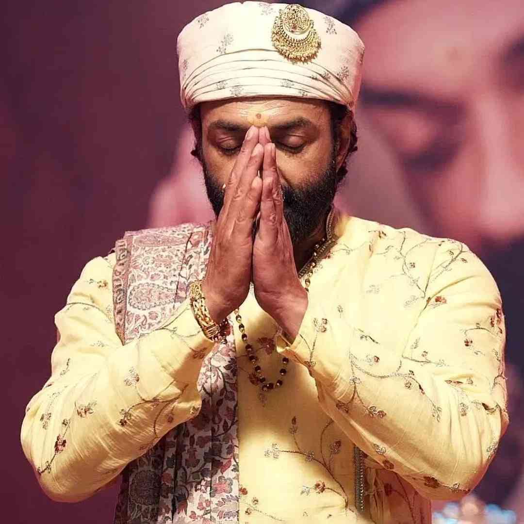बॉबी देओलने पहिल्या तीनही सीजनमध्ये 'बाबा निराला'चा रोल साकारला आहे. रिपोर्ट्सनुसार, बॉबीने तिसऱ्या सीजनसाठी 1 ते 4 कोटीची फी चार्ज केलेली. ही फी खूप कमी वाटते. पण याच सीरीजमुळे बॉबी बॉलिवूडमध्ये दमदार कमबॅक करु शकला.