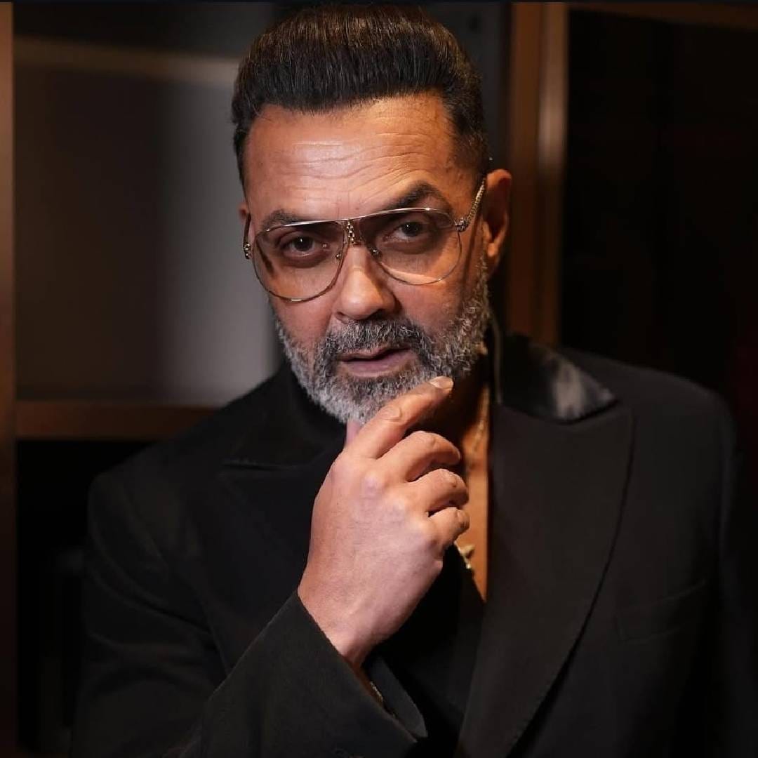 थलपती विजय यांच्या करिअरमधील शेवटचा चित्रपट 'जन नायकन' प्रदर्शित झाल्यानंतर अभिनेता बॉबी देओल पुन्हा एकदा चर्चेत आला आहे. या चित्रपटात त्याने खलनायकी भूमिका साकारून सर्वांचं लक्ष वेधलं आहे. 'अॅनिमल' या चित्रपटानंतर बॉबीच्या करिअरमधील सेकंड इनिंग जोरदार सुरू आहे. एकानंतर एक त्याला दमदार भूमिकांचे ऑफर्स मिळत आहेत.