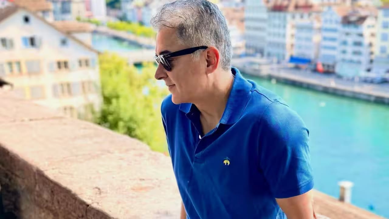 माध्यमांतील अहवालांनुसार, अभिनयापासून दूर असले तरी जुगल हंसराज आर्थिकदृष्ट्या सक्षम आहे. त्याची अंदाजे संपत्ती सुमारे 37 कोटी रुपये असल्याचे सांगितले जाते. निर्मिती क्षेत्रातील कामामुळे त्याने ही संपत्ती उभी केली आहे.