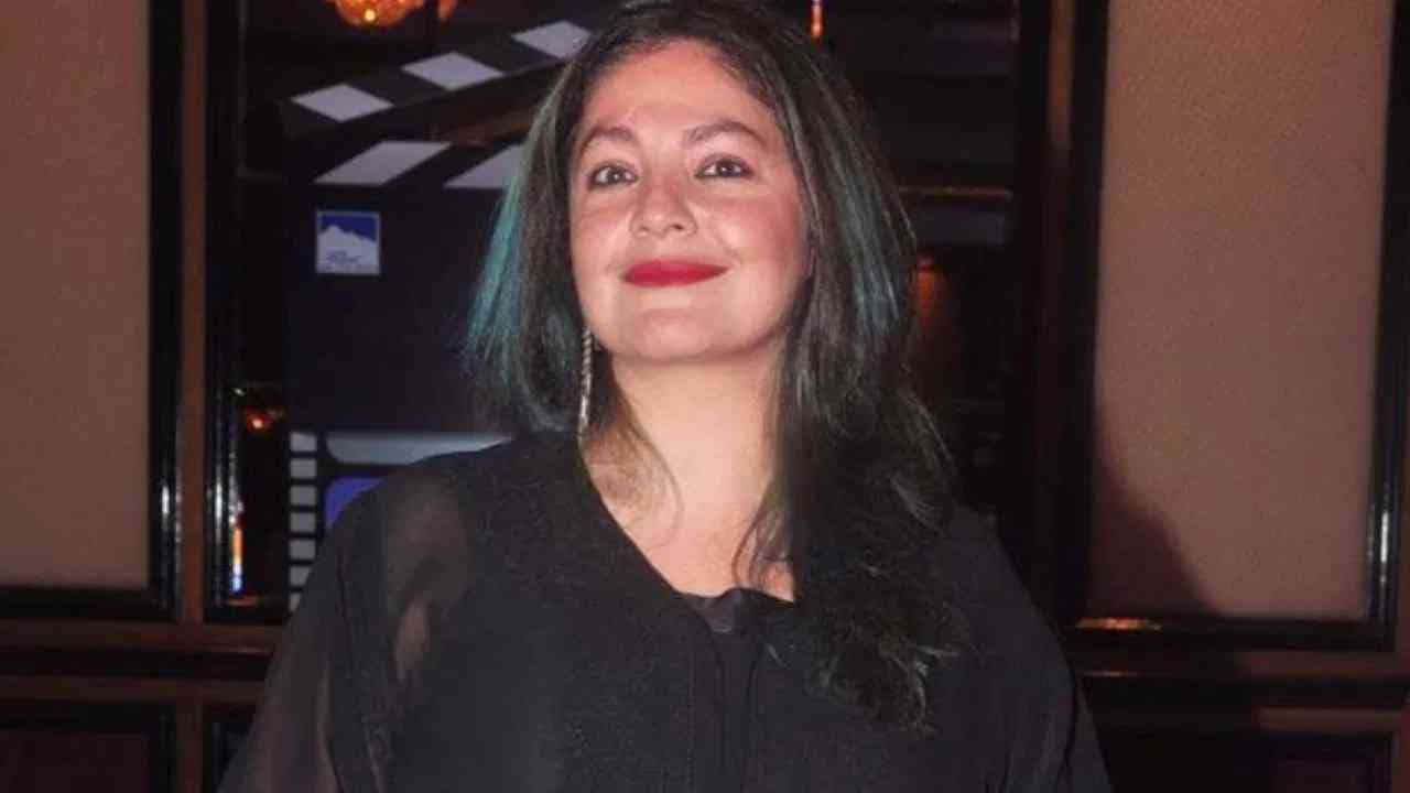 अभिनेत्री पूजा भट्टने वडिल महेश भट्ट यांच्या 'डॅडी' चित्रपटातून बॉलिवूडमध्ये डेब्यू केला. अलीकडेच पूजा भट्टने एका मुलाखतीत सांगितलं की, डॅडी फ्लॉप झाल्यानंतर तिने चित्रपटांमध्ये काम न करण्याचा निर्णय घेतला होता. पूजा भट्ट म्हणाली की, वडिलांनी त्यावेळी मला 'आशिकी' चित्रपटासाठी विचारलं होतं. पण मीच तो चित्रपट रिजेक्ट केला.