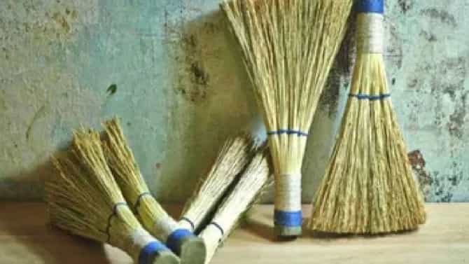 Broom Vastu : घरातील जुना झाडू फेका; आयुष्यात होतील चमत्कारीक बदल, फक्त 3 चुका टाळा