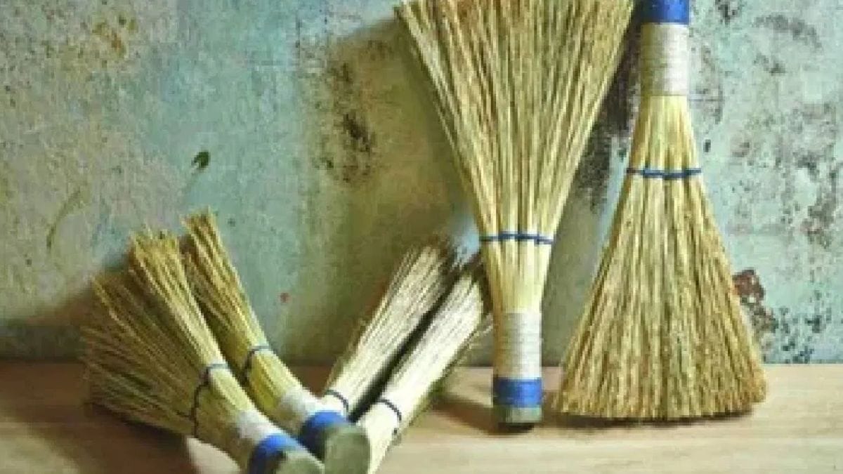 Broom Vastu : घरातील जुना झाडू फेका; आयुष्यात होतील चमत्कारीक बदल, फक्त 3 चुका टाळा Broom Vastu : घरातील जुना झाडू फेका; आयुष्यात होतील चमत्कारीक बदल, फक्त 3 चुका टाळा