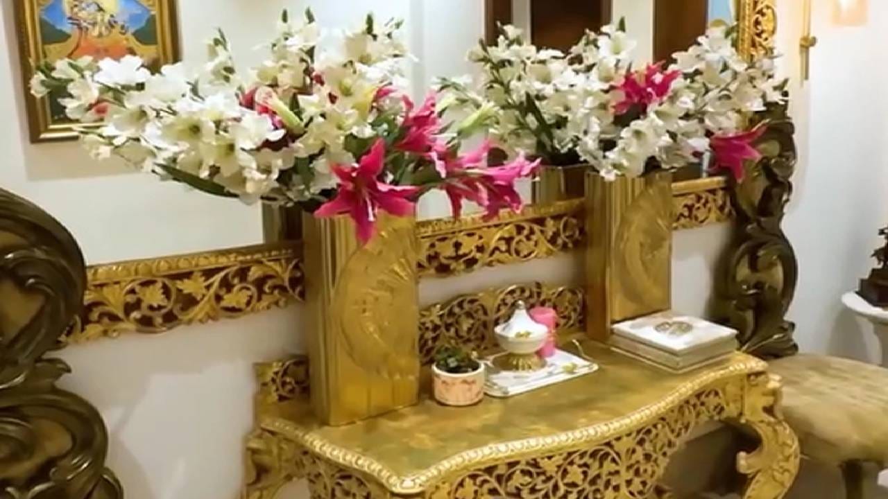 हेमा मालिनी यांच्या घरात प्रवेश करताच एक क्लासी आणि रॉयल वातावरण अनुभवायला मिळते. गोल्डन बॉर्डर असलेला मोठा विंटेज आरसा, नक्षीकाम केलेले कन्सोल टेबल, अँटिक फर्निचर आणि आकर्षक फुलदाण्या घराच्या प्रवेशभागाला शाही लूक देतात.