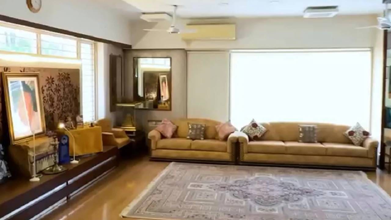हेमा मालिनी यांच्यासाठी सर्वात खास जागा म्हणजे त्यांचा डान्स रिहर्सल हॉल. ईशा देओल यांनी सांगितले की, या खोलीत प्रवेश करण्यापूर्वी प्रत्येकाने चप्पल-बूट बाहेर काढावे लागतात, कारण ही जागा त्यांच्यासाठी मंदिरासारखी पवित्र आहे.