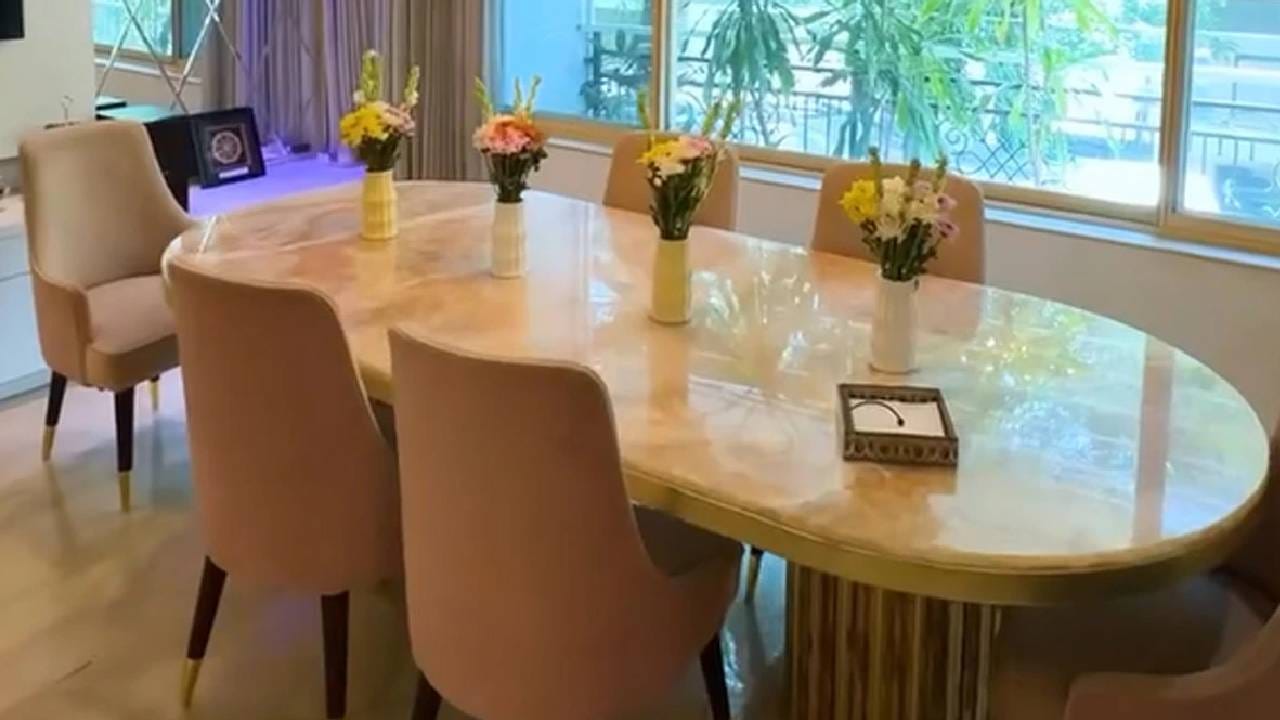 घराचा लिव्हिंग एरिया प्रशस्त, सुंदर आणि नैसर्गिक प्रकाशाने भरलेला आहे. हलक्या रंगाचे सोफे, मिंट ग्रीन चेअर्स, मोठे आरसे आणि आकर्षक डेकोरमुळे या जागेला एलिगंट लूक मिळतो.