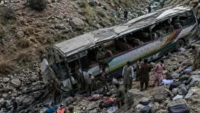 घाटात अपघाताचा थरार! प्रवाशांनी खचाखच भरलेली बस दरीत कोसळली, 40 जणांचा मृत्यू
