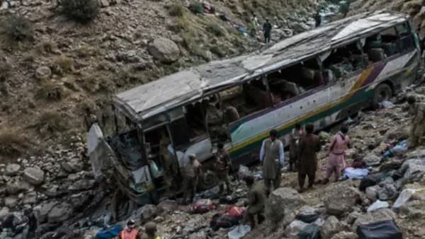 घाटात अपघाताचा थरार! प्रवाशांनी खचाखच भरलेली बस दरीत कोसळली, 40 जणांचा मृत्यू