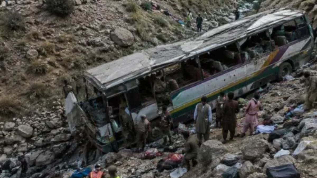 घाटात अपघाताचा थरार! प्रवाशांनी खचाखच भरलेली बस दरीत कोसळली, 40 जणांचा मृत्यू घाटात अपघाताचा थरार! प्रवाशांनी खचाखच भरलेली बस दरीत कोसळली, 40 जणांचा मृत्यू