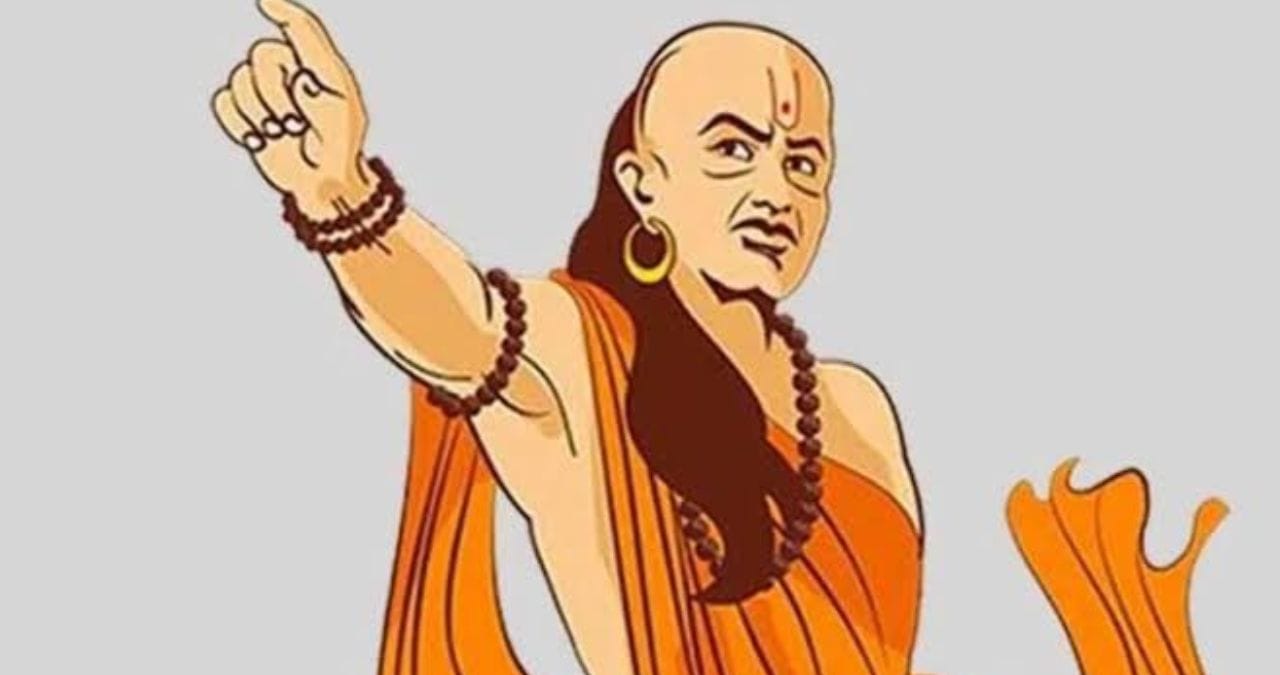 आयुष्यात यशस्वी होण्यासाठी समजुतदारपणा आणि संयम महत्वाचा असतो. आचार्य चाणक्य यांचे तत्वे आजही समर्पक ठरतात. त्यांच्या काही संदेश आयुष्य बदलून टाकणारे आहेत.