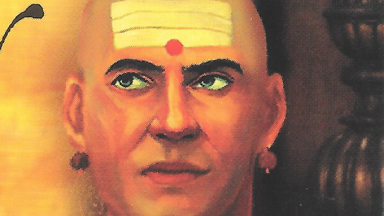 आचार्य चाणक्य यांच्या मते, मदत करणे हा निश्चितच मोठा गुण आहे; मात्र ती योग्य व्यक्तीला, योग्य हेतूने आणि योग्य वेळीच करावी. अन्यथा त्याचे दुष्परिणाम स्वतःलाच भोगावे लागू शकतात.