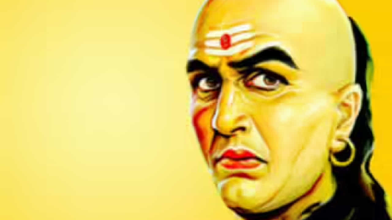 भारतीय संस्कृतीत परोपकाराला सर्वोच्च धर्म मानले जाते. गरजूंची मदत करणे हे माणसाचे मोठे कर्तव्य समजले जाते. मात्र, आचार्य चाणक्य यांच्या मते प्रत्येकालाच विचार न करता मदत करणे योग्य नसते. काही व्यक्तींना केलेली मदत ही पुण्याऐवजी स्वतःसाठी अडचणी, आर्थिक नुकसान आणि मानसिक त्रासाचे कारण ठरू शकते.