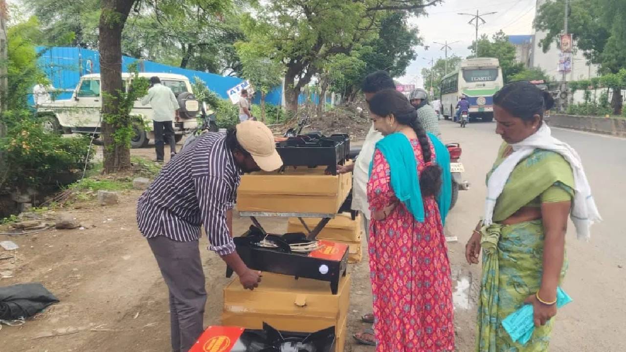 पैसे, वेळ आणि बचत सर्वकाही या एका स्टोव्हमुळे होताना दिसतंय. कमी खर्चात आपण स्वयंपाक करू शकतो. या स्टोव्हची मोठी मागणी असल्याचाही माहिती मिळत आहे. एकदा तीन तास फक्त स्टोव्हची बॅटरी चार्ज करा आणि दोन ते तीन दिवस स्वयंपाक तयार करा.