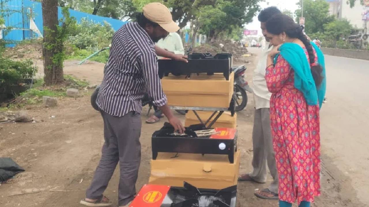 महाराष्ट्रात बनवलेल्या ह्या चार्जिंग स्टोव्हची विक्री मोठ्या प्रमाणात होत आहे. या स्टोव्हची किंमत 2500 रूपये आहे. मात्र, त्याचे फायदे असंख्य आहेत. नाविन्यपूर्ण तंत्रज्ञान आणि कमी खर्चात स्वयंपाक आरामात केला जाऊ शकतो. विशेष म्हणजे बाहेरील राज्यातही या स्टोव्हची विक्री मोठ्या प्रमाणात केली जातंय.