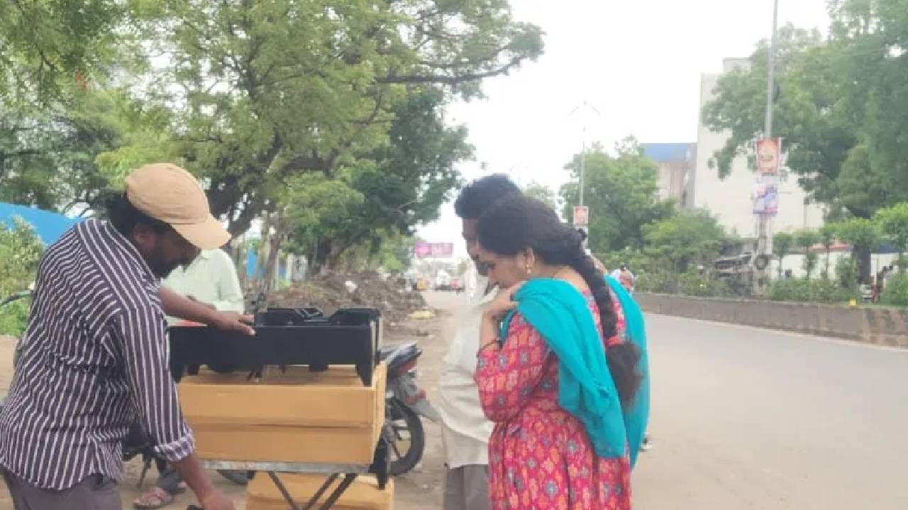 यामध्ये कोळशाचे लहान तुकडे तुम्हाला लागतील. जेव्हा तुम्ही स्टोव्हमध्ये कोळशाचे लहान तुकडे टाकाल आणि बटन दाबाल त्यावेळी मोटर हवा पाठवून कोसळसा लगेचच आग पकडेल. यामधून अजिबात धूर निघणार नाही. विशेष म्हणजे गॅसपेक्षा या स्टोव्ह एकदम लवकर स्वयंपाक बनतो.