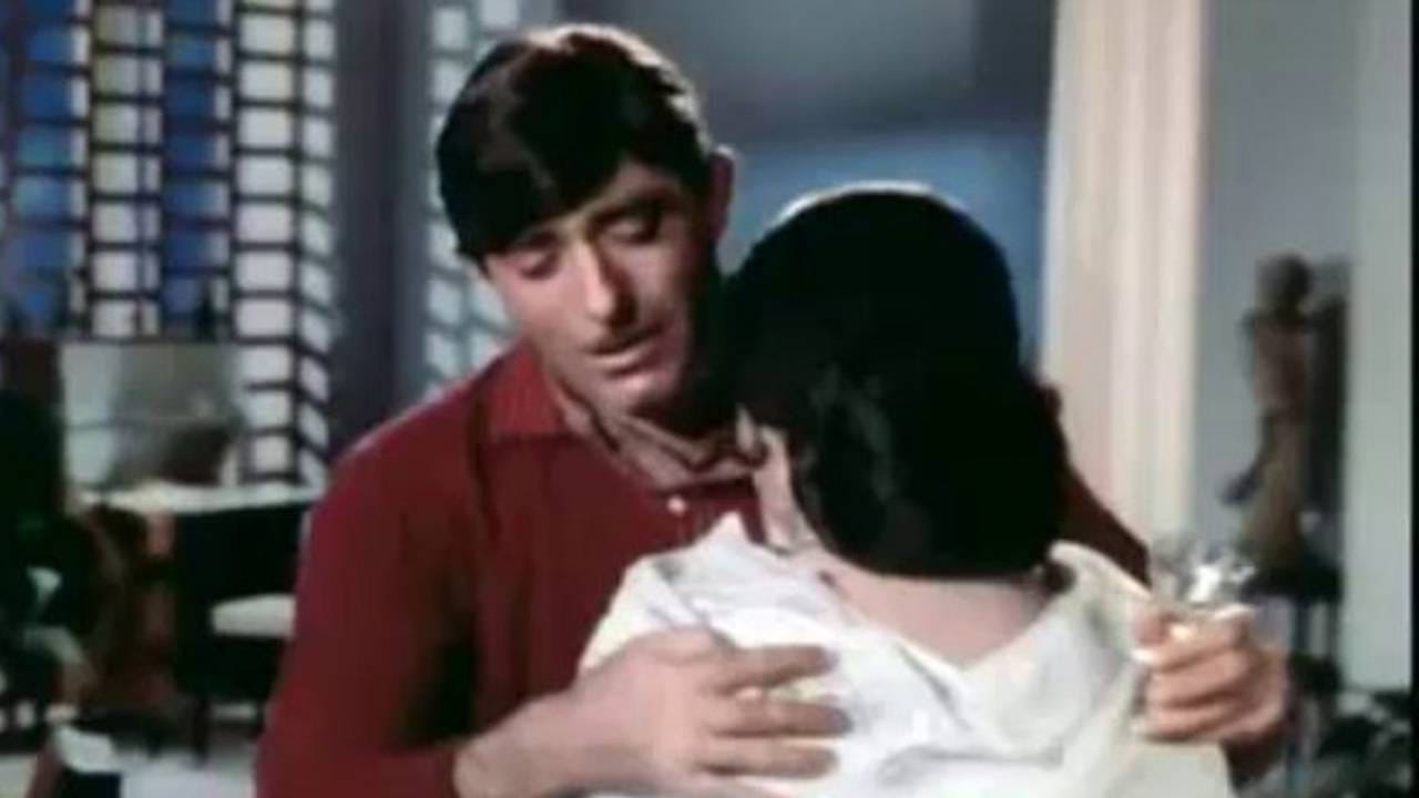 रेकॉर्डिंगच्या दिवशी जेव्हा मोहम्मद रफी यांनी गाणं गायलं, तेव्हा स्टुडिओत उपस्थित प्रत्येक जण थक्क झाला. गाण्याच्या दोन ओळी संपताच निर्माते आणि वितरक दिग्दर्शकांकडे वळले आणि म्हणाले, “इतकं सुंदर गाणं फक्त दोन ओळींमध्ये कसं संपवणार? आम्हाला तिसरं कडवं हवं आहे!”
