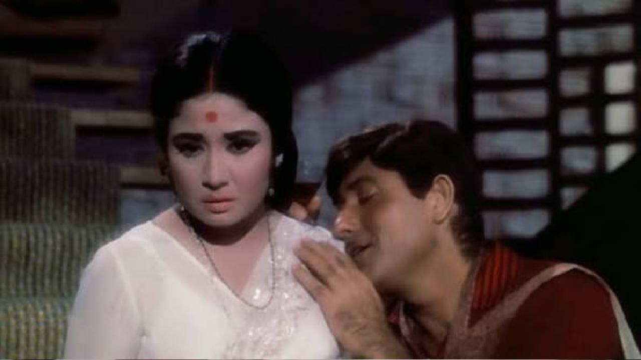 दिग्दर्शक राम माहेश्वरी यांना या सीनसाठी फक्त दोन ओळींची शायरी हवी होती. महान शायर साहिर लुधियानवी यांनी दोन सुंदर शेर लिहिले. ते फक्त संवाद म्हणून वापरण्याचा विचार होता. पण संगीतकार रवी यांना या दोन ओळी ऐकताच एक अप्रतिम चाल सुचली. त्यांनी दिग्दर्शकांकडे आग्रह धरला की, यावर पूर्ण गाणं बनवावं. दिग्दर्शक थोडे संकोचले. त्यांना वाटले की, हिरोला हे गाणं शोभणार नाही. शेवटी त्यांनी अट घातली “फक्त या दोन शेरांवरच गाणं बनवा.”