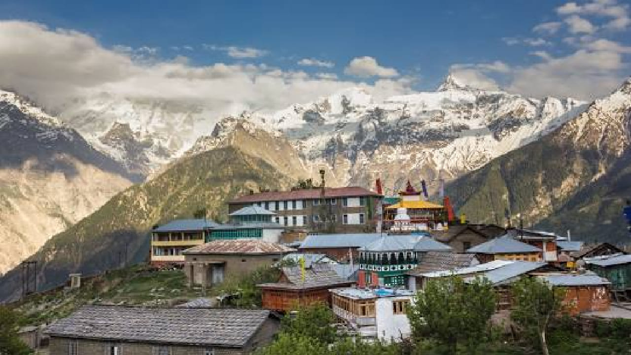 उत्तराखंडमधील पंगोट हे ओक आणि पाइनच्या दाट जंगलांमुळे ट्रेकिंग आणि निसर्गभ्रमंतीसाठीही हे ठिकाण लोकप्रिय आहे. तर हिमाचल प्रदेशमधील कल्पा येथील सफरचंदांच्या बागा, पारंपरिक लाकडी घरे आणि हिमालयाचे मनमोहक दृश्य यामुळे कल्पा पर्यटकांना आकर्षित करते. 