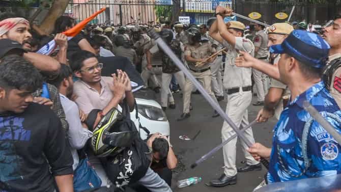 संसदेला घेरण्याचं षडयंत्र, पोलिसांच्या हत्येचं प्लानिंग, आंदोलकांवर गंभीर आरोप; एफआयआरमध्ये...
