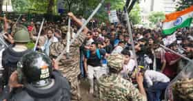 भारताच्या राजधानीत आंदोलनाला हिंसक वळण; 118 पोलीस जखमी, 78 आंदोलक ताब्.
