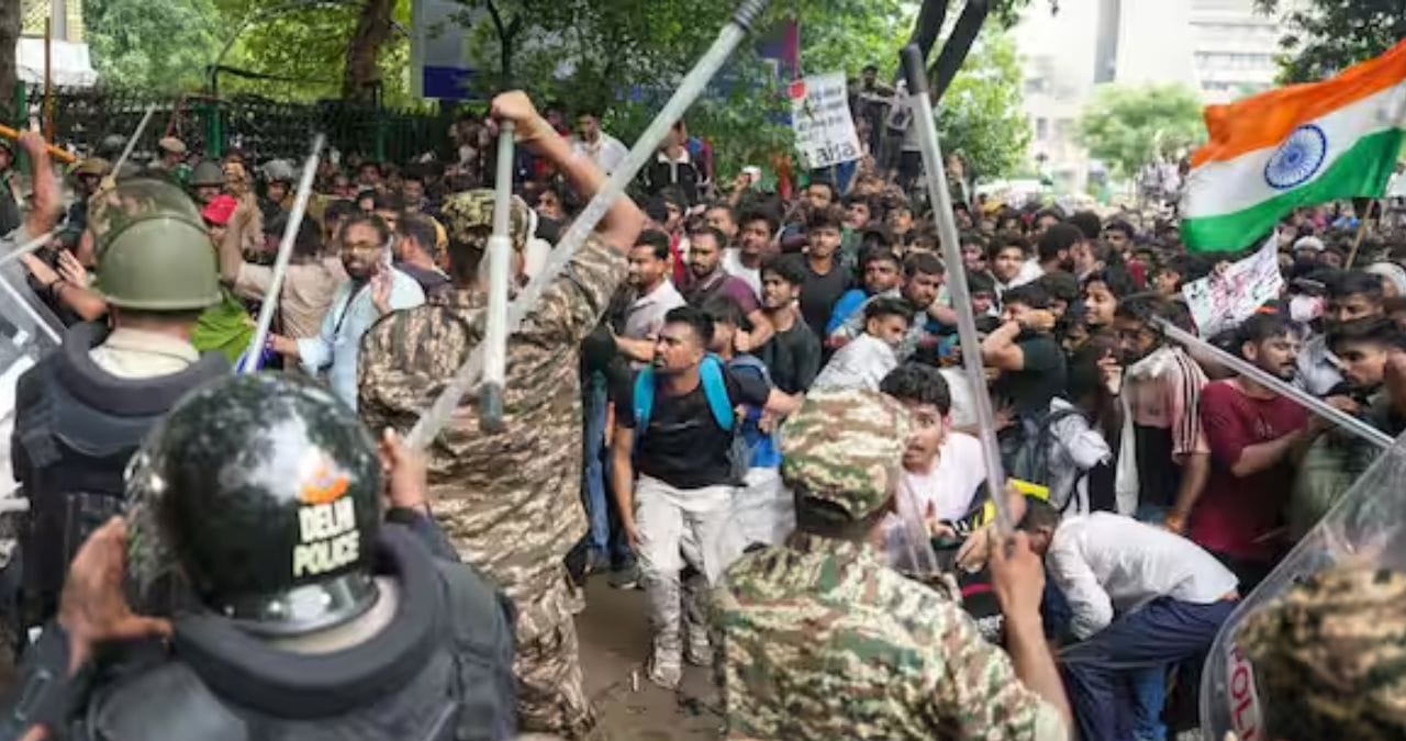 भारताच्या राजधानीत आंदोलनाला हिंसक वळण; 118 पोलीस जखमी, 78 आंदोलक ताब्यात, अनेक वाहनांचं नुकसान भारताच्या राजधानीत आंदोलनाला हिंसक वळण; 118 पोलीस जखमी, 78 आंदोलक ताब्यात, अनेक वाहनांचं नुकसान