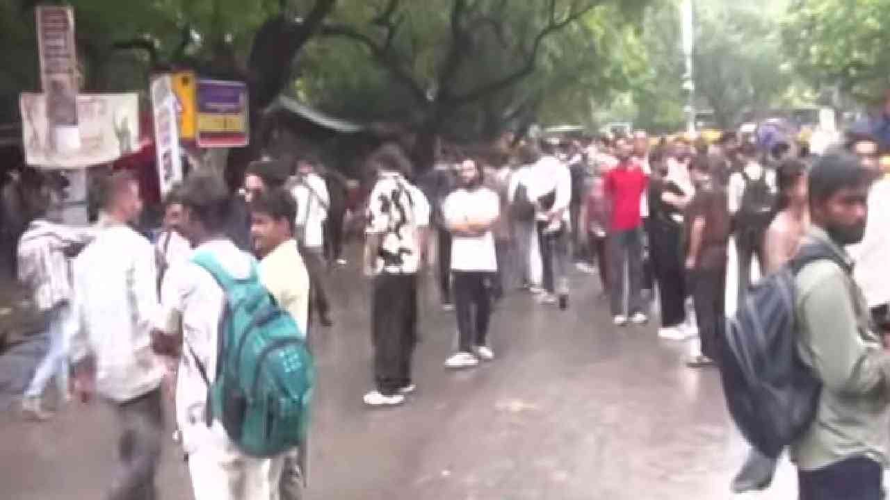 CJP Protest : रात्रभर पाऊस, तरीही सीजेपीचं आंदोलन रात्री पासून पुन्हा सुरू, VIDEO CJP Protest : रात्रभर पाऊस, तरीही सीजेपीचं आंदोलन रात्री पासून पुन्हा सुरू, VIDEO