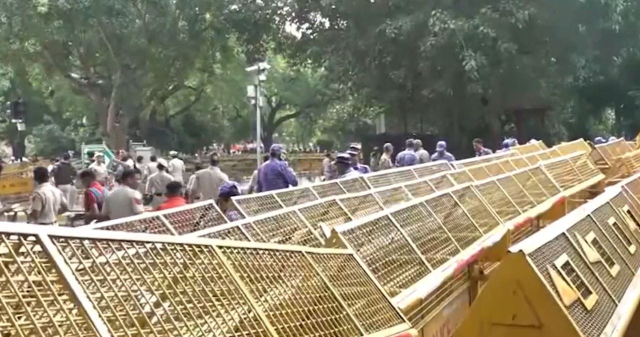 CJP Jantar Mantar Protest : CJP आंदोलन आणखी तापलं, दिल्ली पोलिसांनीही बंदोबस्त आणखी वाढवला, अचानक नेमकं काय घडलं? CJP Jantar Mantar Protest : CJP आंदोलन आणखी तापलं, दिल्ली पोलिसांनीही बंदोबस्त आणखी वाढवला, अचानक नेमकं काय घडलं?