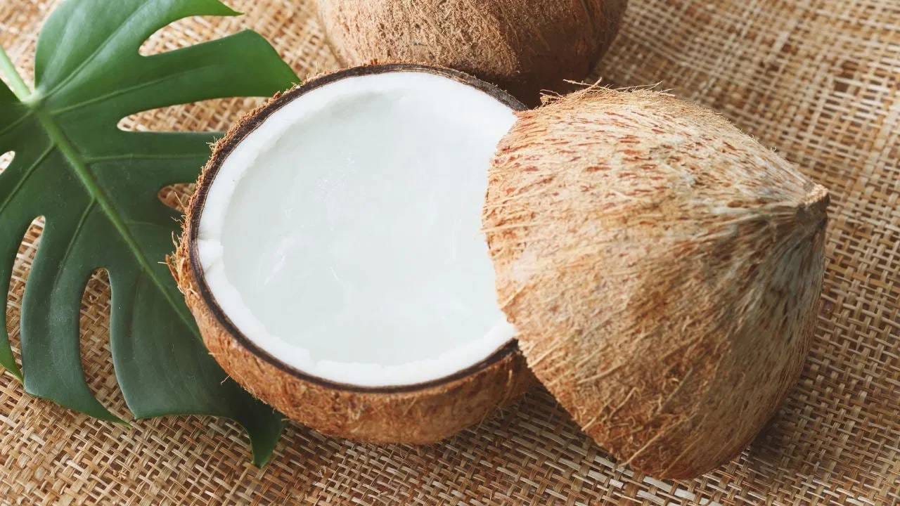 विशेष म्हणजे, नारळाच्या कठीण बाह्य कवचातून पाणी आत शिरत नाही. हे फळ पूर्णपणे बंदिस्त असूनही, त्यातील पाणी हे केवळ झाडाकडून मिळणारी पोषक तत्वं आणि नैसर्गिक जैविक प्रक्रियांद्वारेच तयार होतं.