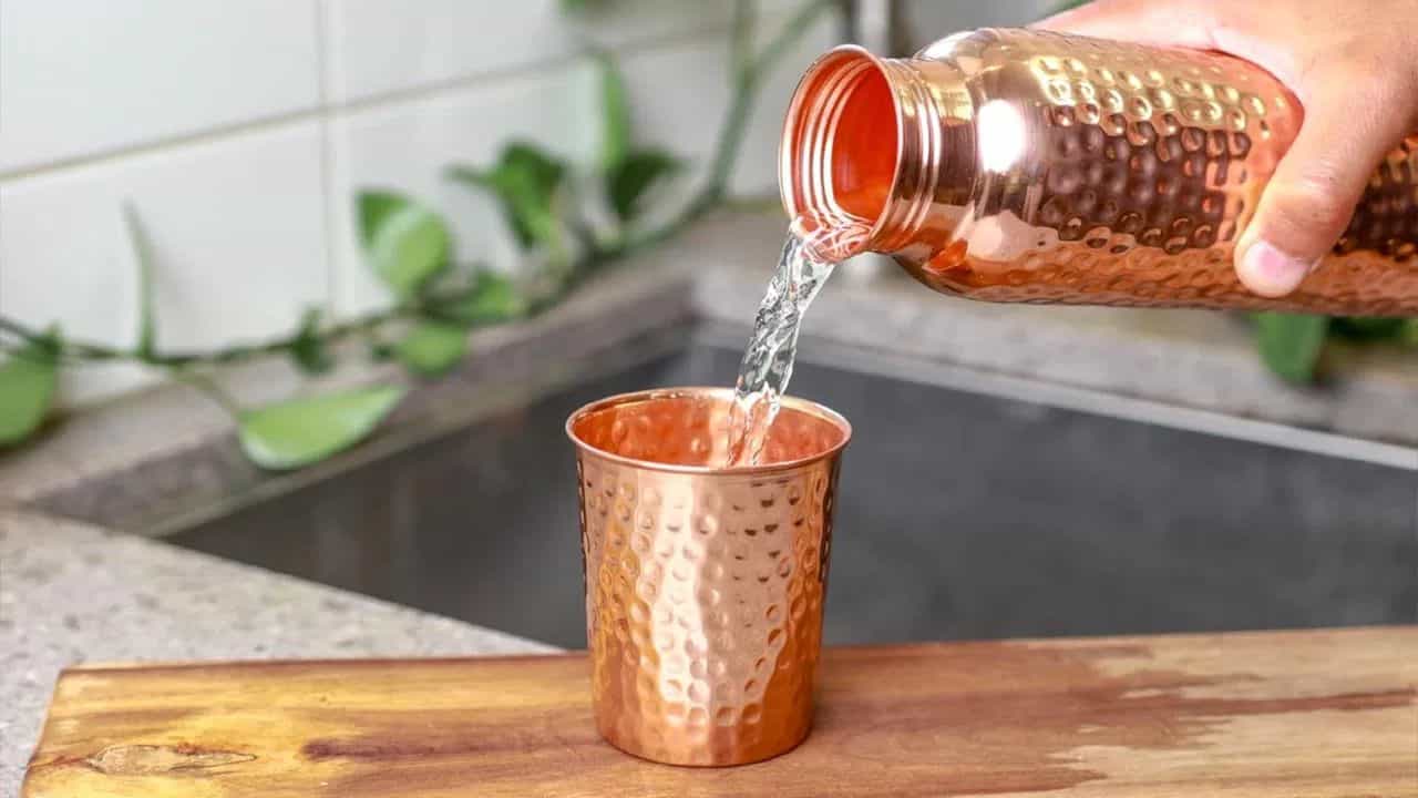 जास्त प्रमाणात कॉपरच्या भांड्यातले पाणी पिले तरी त्याचा शरीरावर वाईट परिणाम होतो. तेव्हा मर्यादित प्रमाणात हे पाणी प्यावे